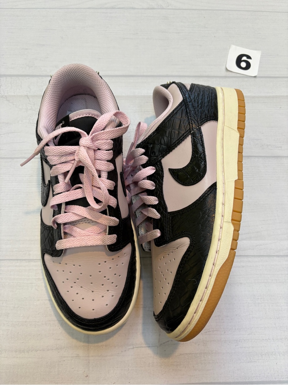 Nike Mens Sneakers Black and Pink Low-Top